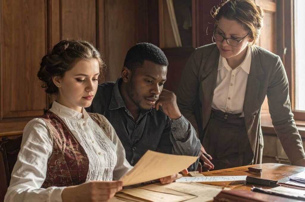 firefly um mo&ccedil;a e um homem negro historiadore sentados diante da mesa com aparencia de 18 a 701474