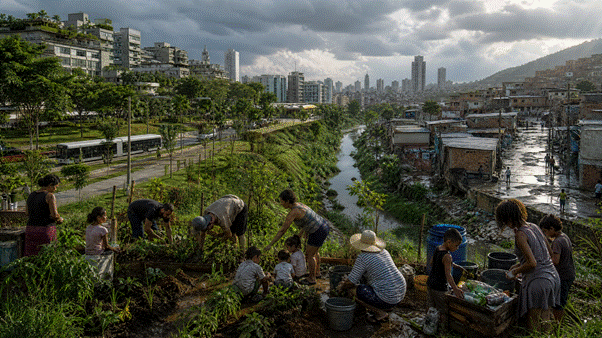 Cena mostrando o contraste entre áreas urbanas valorizadas e periferias vulneráveis, com transporte de baixa emissão, parques, canal urbano, horta comunitária, captação de água e reciclagem como símbolos do direito à cidade e da ação ambiental coletiva.