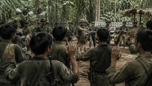 Entrega de armas e rendição em uma clareira.