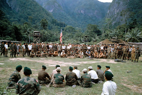 Equipes das Forças Especiais (Boinas Verdes) treinando e organizando as populações locais para autodefesa no Vietnã, 1968.