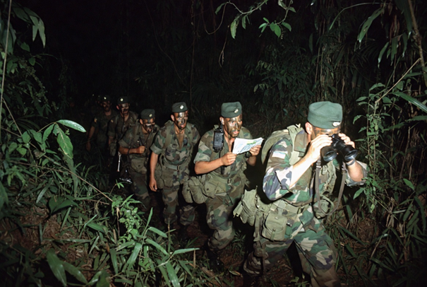 Soldados Boinas Verdes em patrulha noturna durante a guerra do Vietnã 